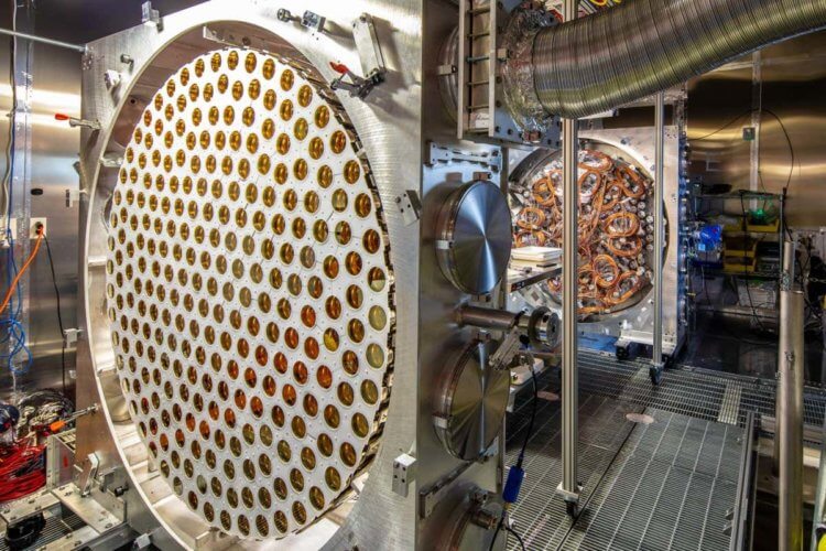 Новый детектор темной материи. В рамках проекта Lux-Zeplin учёные будут искать признаки существования материи внутри титанового резервуара, наполненного сжиженным ксеноном. Фото.