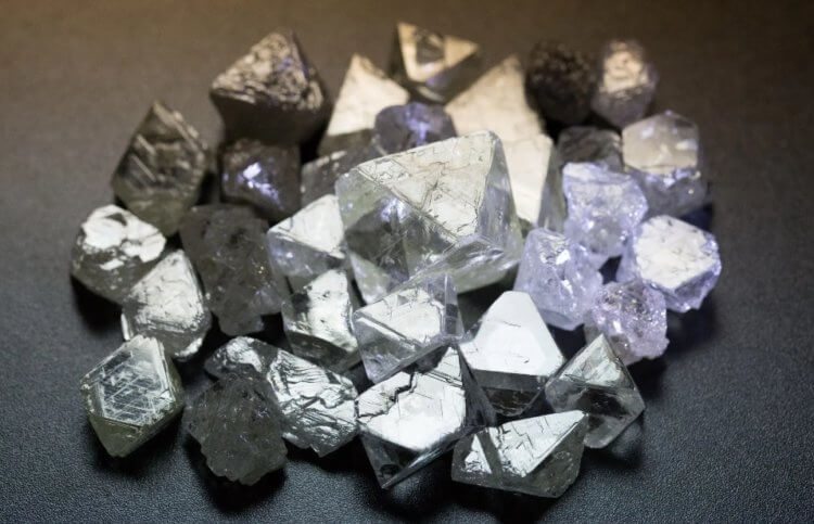 Ученые искусственно создали алмазы и новый тип воды из пластика. Ученые создали алмазы из пластика при помощи мощного лазера. Фото.