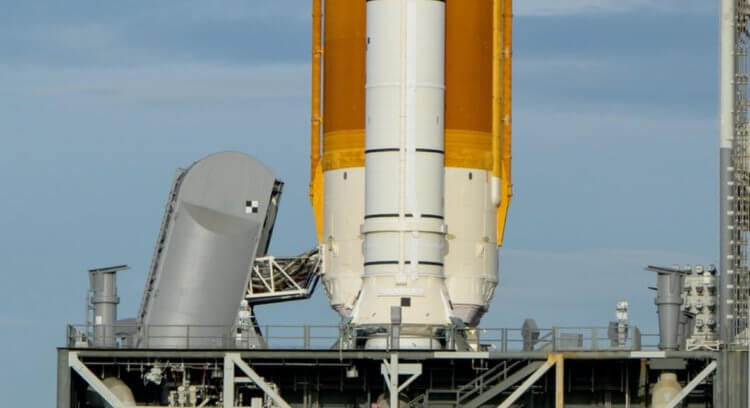 Ремонт ракеты Space Launch System (SLS). NASA уже несколько недель занимается ремонтом Space Launch System (SLS). Фото.