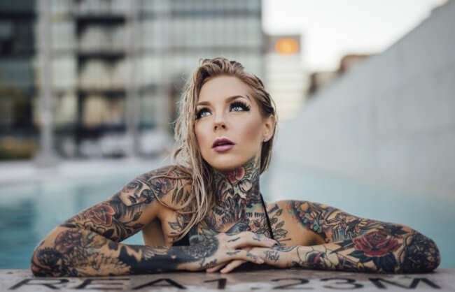 В будущем люди смогут самостоятельно делать татуировки, но есть риск испортить тело. Фото.