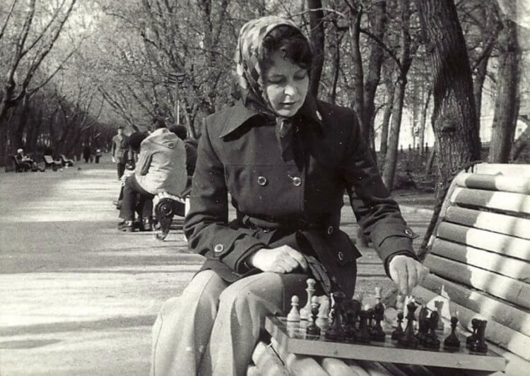 Почему в СССР все играли в шахматы, а сейчас нет. Во времена СССР любителей шахмат было много, но сейчас это редкость. Фото.