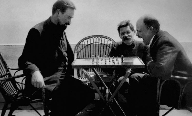 Популярность шахмат в СССР. Ленин играет в шахматы. Фото.