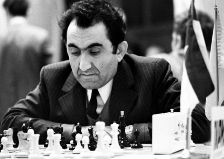 Советские чемпионы по шахматам. Советский шахматист Тигран Петросян. Фото.