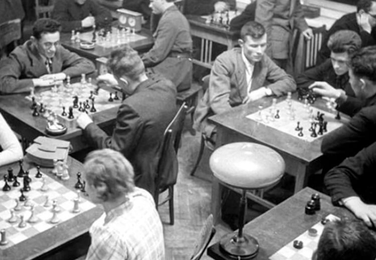 Как в СССР играли в шахматы. На этой фотографии особенно хорошо видно, насколько популярными были шахматы. Фото.