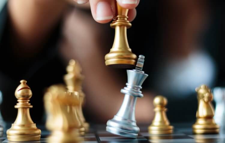 Шахматы считались вредными, как компьютерные игры. Шахматы были придуманы тысячи лет назад и популярны даже сегодня. Фото.