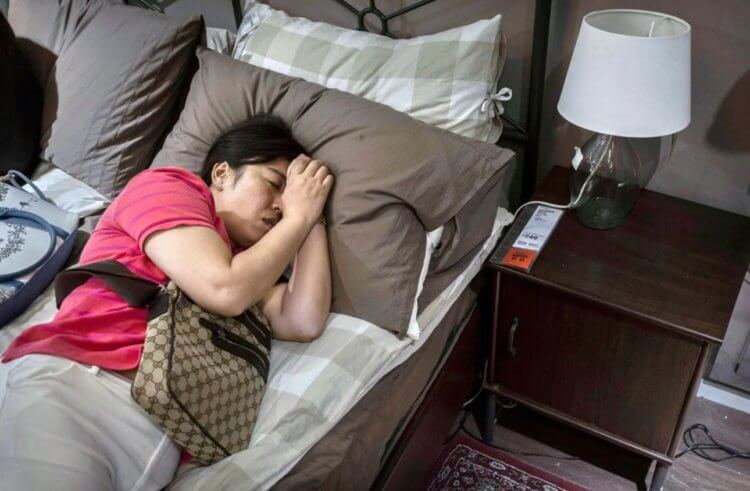 Качество сна в Китае выше, чем у всех остальных. Спящие люди в китайской ИКЕЕ — обычное дело. Фото.
