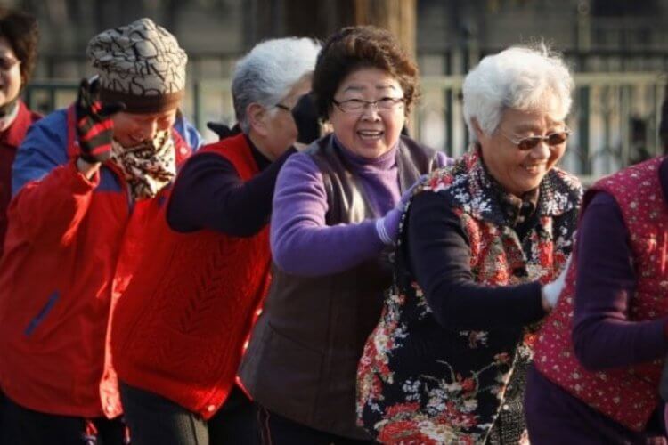 Активный образ жизни в Китае — обычное дело. Танцующие пенсионеры в Китае нередко мешают окружающим громкой музыкой и их приходится разгонять. Фото.