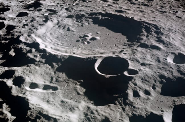 Что происходит в темных кратерах Луны, куда не проникает свет. Фото.
