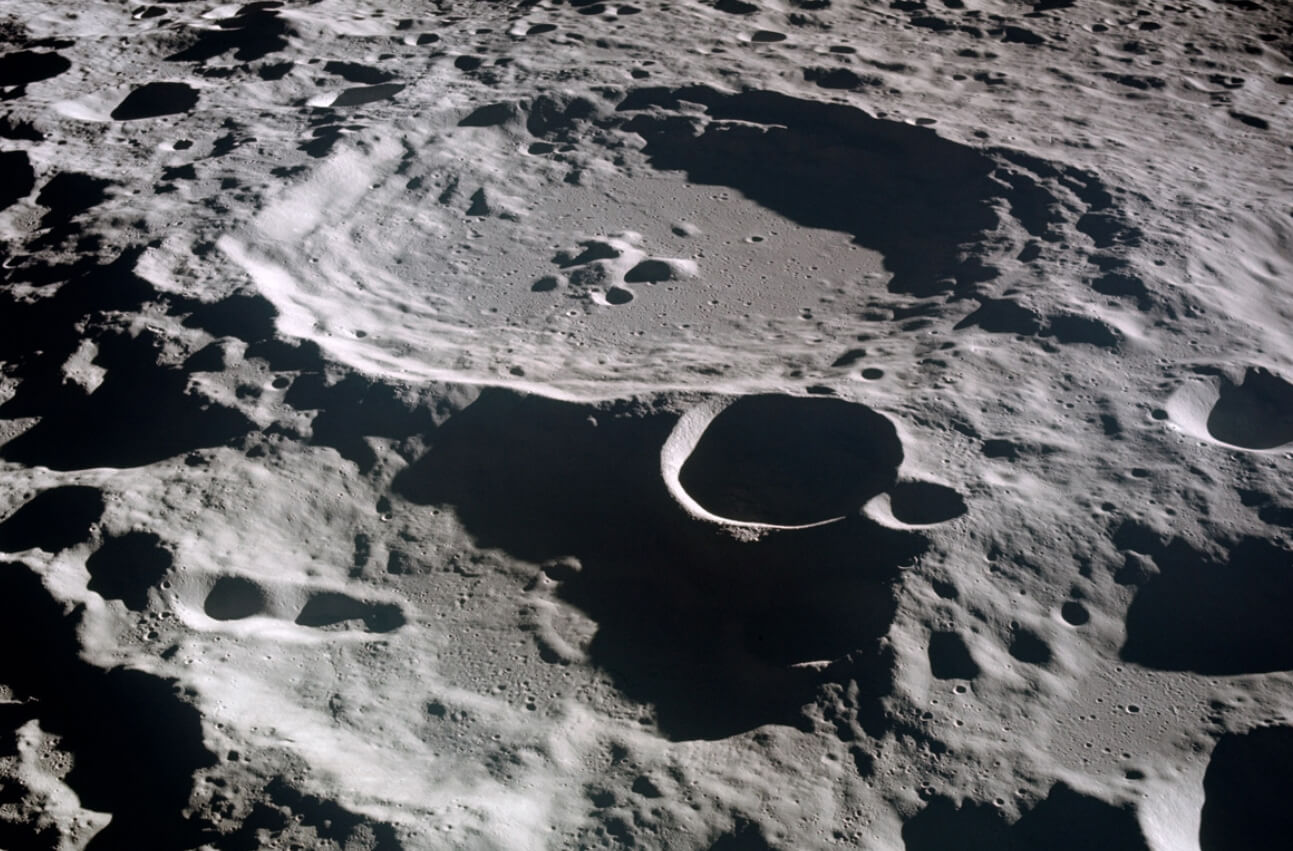 Что происходит в темных кратерах Луны, куда не проникает свет