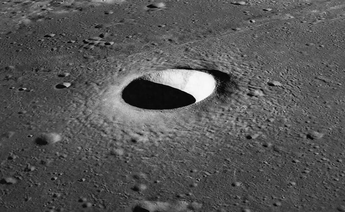 Что происходит в темных кратерах Луны, куда не проникает свет
