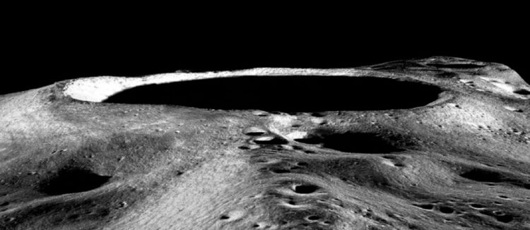 Что внутри кратеров на Луне. Лунный кратер сбоку. Фото.