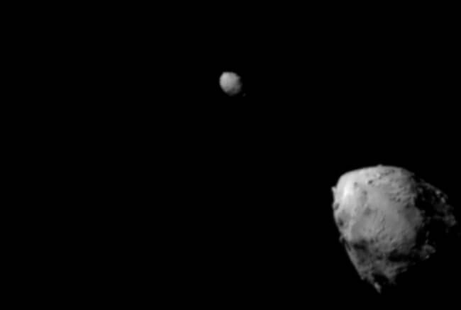 Комический аппарат DART столкнулся с астероидом, чтобы изменить его направление. Фото.