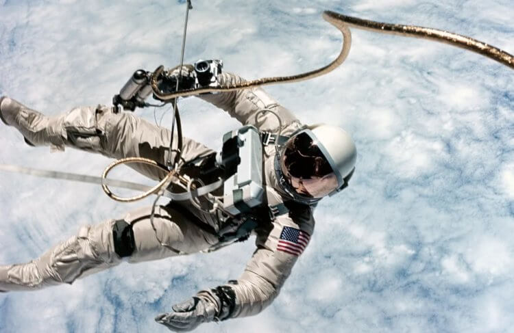 Фотографии людей на Луне. Астронавт Эдвард Уайт выходит из аппарата «Джемини-4». Фотографию сделал астронавт Рассел Швейкарт. Фото.
