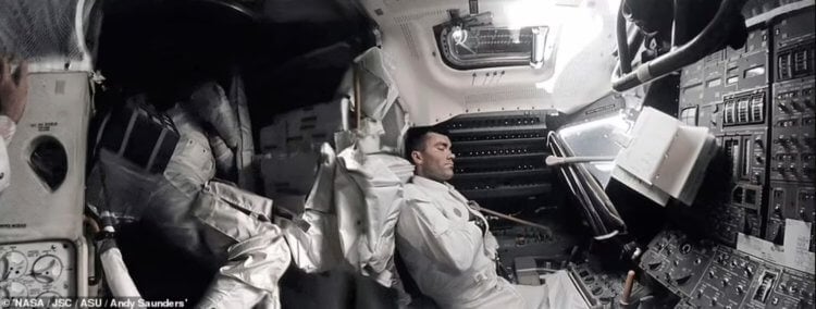 Фотографии людей на Луне. Астронавт Фред Хейз пытается уснуть при ограниченном запасе кислорода. Фото.