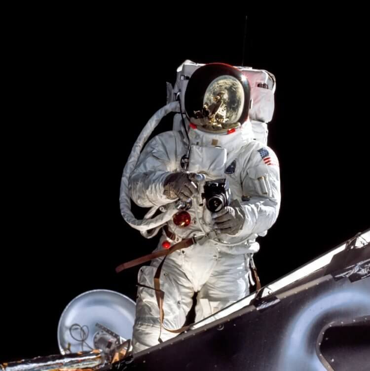 Фотографии людей на Луне. Астронавт Дэйв Скотт с пленочным фотоаппаратом. Фото.