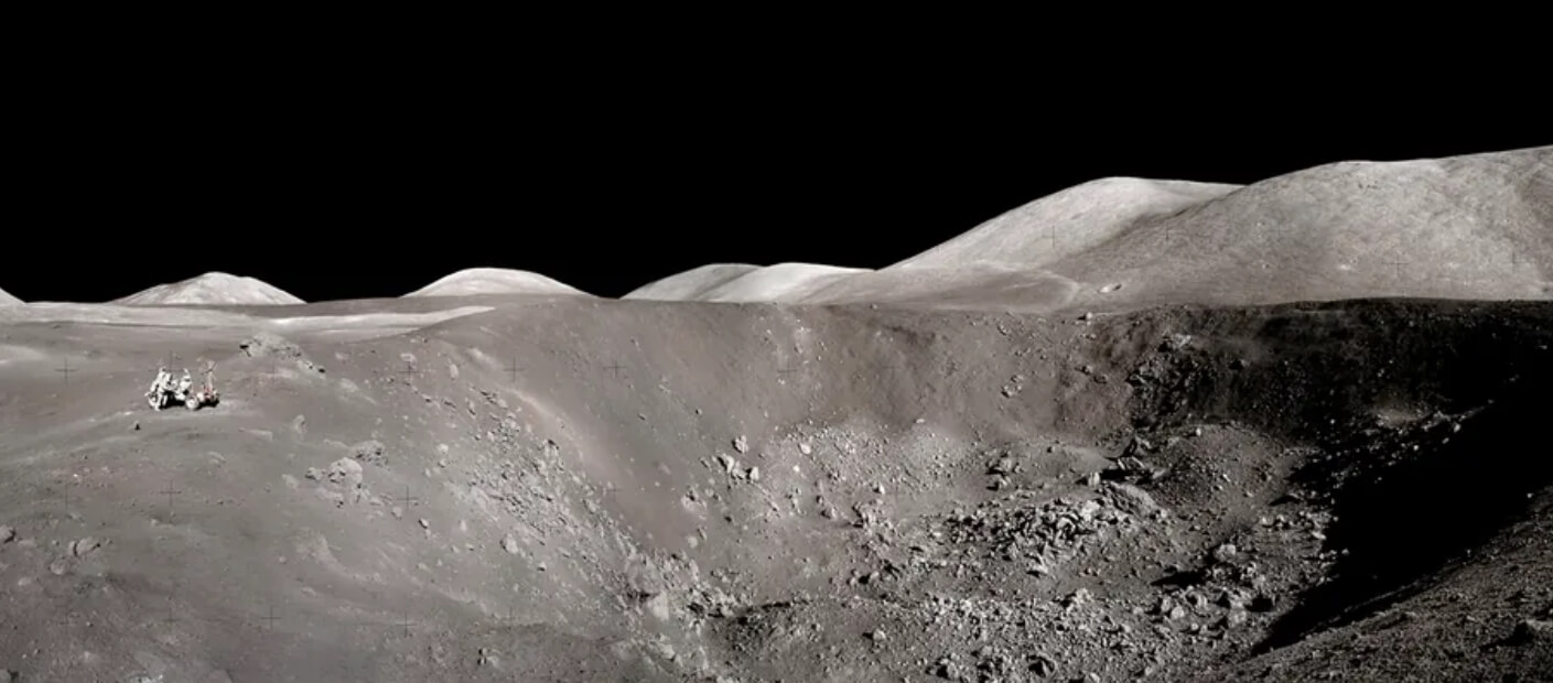 Астронавты рядом с кратером. Фото.