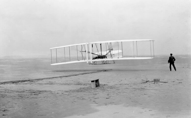 Бортовой самописец. Первый в истории самолет поднялся в воздух в 1903 году. Фото.