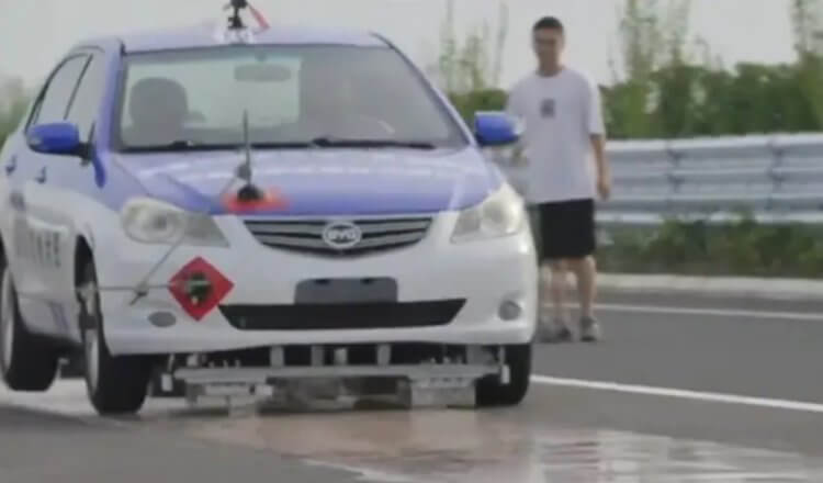 Летающий автомобиль в Китае. Кадр с испытаний автомобиля-маглева. Фото.