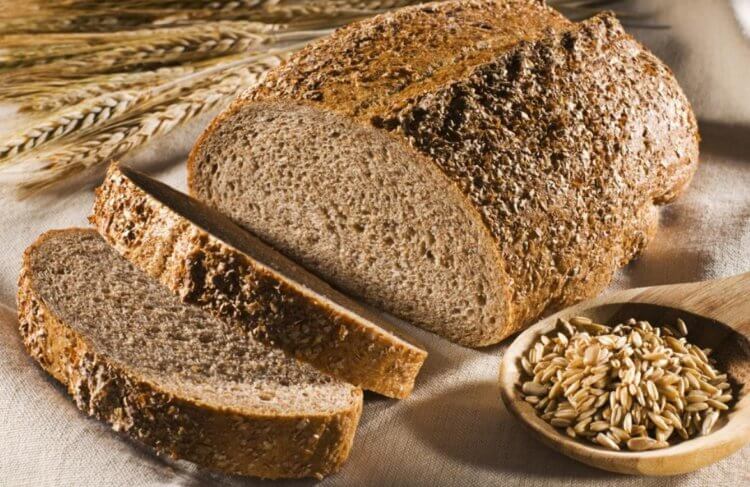 Употребляйте цельнозерновые продукты. Цельнозерновой хлеб — это хорошо. Фото.