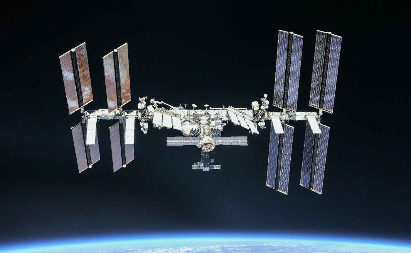 Как следить за МКС, находясь на Земле? Международную космическую станцию можно увидеть невооруженным глазом, просто нужно знать, как это делать. Фото