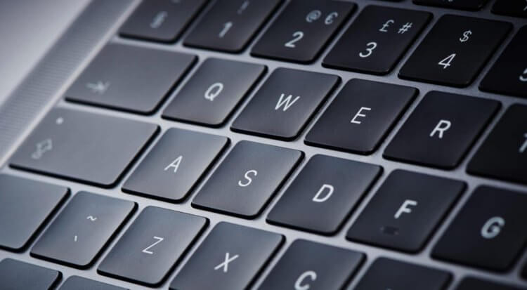 QWERTY-клавиатура создана для предотвращения залипания клавиш. QWERTY-клавиатуры сделаны так, чтобы людям было легче печатать. Фото.