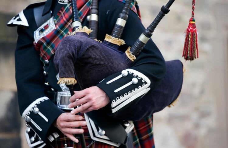 Волынки не придуманы в Шотландии. Волынка ассоциируется с шотландцами, но имеет более долгую историю. Фото.