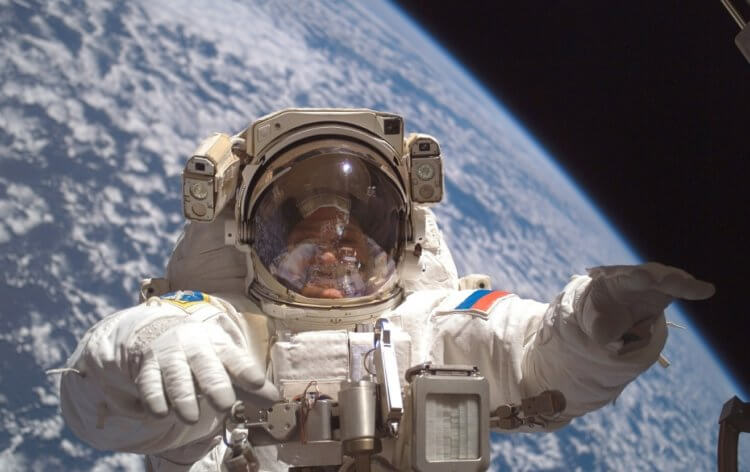 В космосе есть гравитация. Российский космонавт за пределами МКС. Фото.