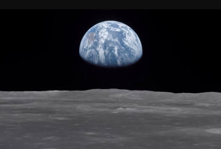 Новый минерал на Луне — камень Чанъэ. Фотография лунной поверхности 1969 года с восходящей из-за горизонта Землей. Фото.