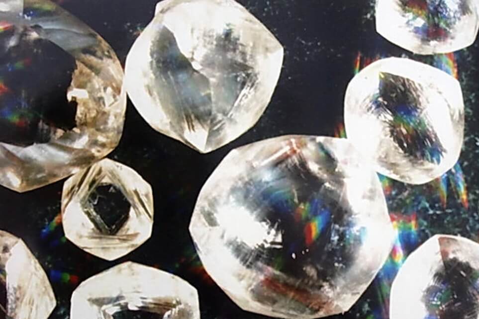 Ученые искусственно создали алмазы и новый тип воды из пластика