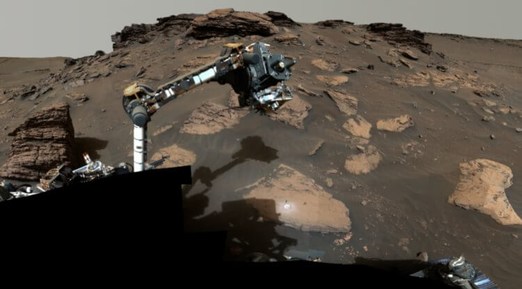 На Марсе найдена скала с «потенциальными признаками жизни». Марсоход Perseverance использует свою роботизированную руку для того, чтобы изучить поверхность марсианского хребта Уайлдкэт. Фото.