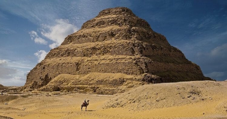 Курганы в США были построены в разное время. Пирамида Джосера была построена 4700 лет назад. Фото.