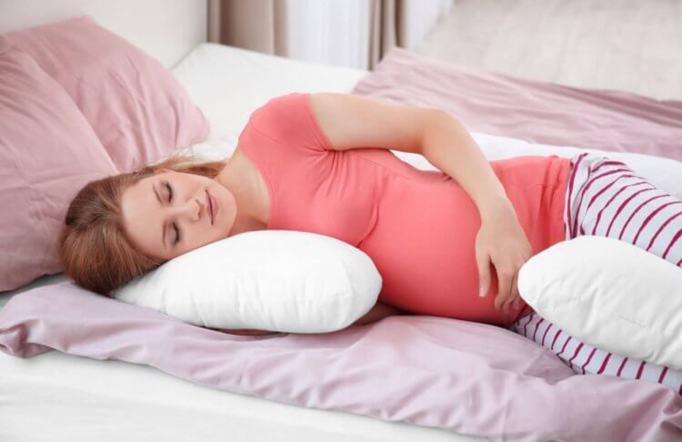 В какой позе лучше спать. Беременным женщинам лучше спать на боку. Фото.