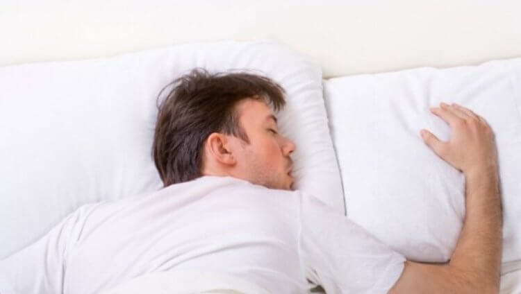 В какой позе лучше спать. Сон на животе тоже вреден, потому что в таком положении затрудняется дыхание и страдают шея и спина. Фото.
