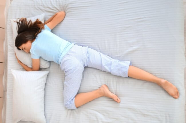 Ученые назвали самую лучшую позу и идеальные условия для сна. Фото.