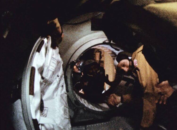Фотографии советских космонавтов. Командиры кораблей пожимают руки. Фото.