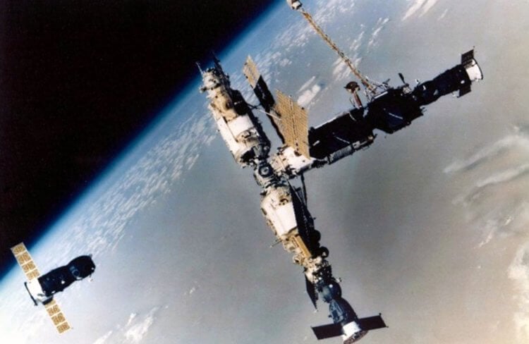 Фотографии советских космических аппаратов. Космический корабль «Союз» и станция «Мир». Фото.