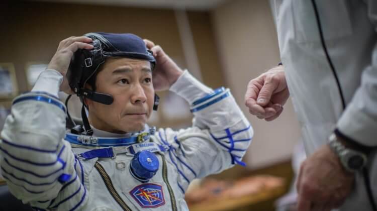 Как подготовиться к полету в космос. Юсаку Маэдзава на тренировке перед полетом. Фото.