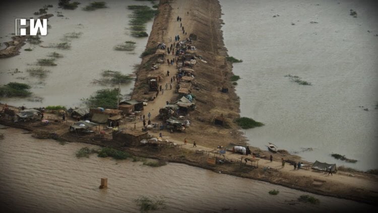 Наводнение в Пакистане. Как сообщают в ООН, Пакистан входит в десятку стран, наиболее страдающих от экстремальных погодных явлений. Фото.