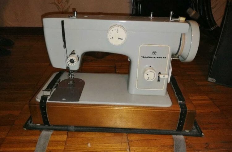 Советские швейные машинки. Швейная машинка «Чайка». Фото.