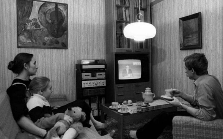 Советские телевизоры. Советская семья смотрит телевизор. Фото.