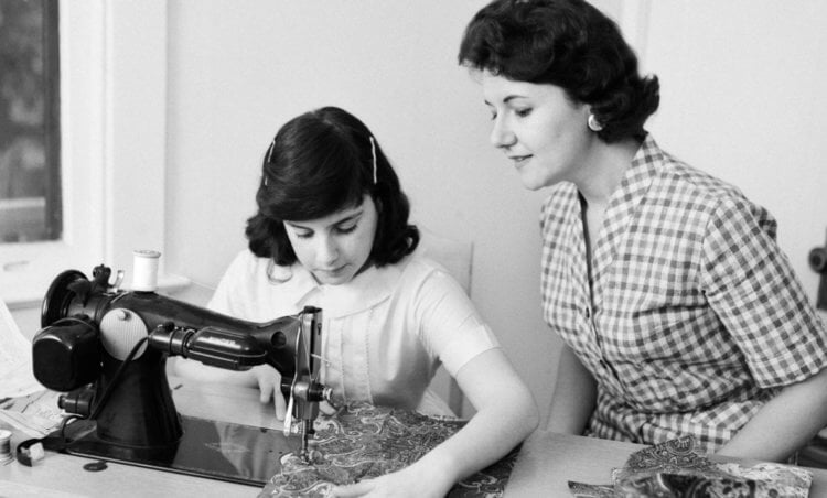 Советские швейные машинки. Мать учит дочь шитью. Фото.