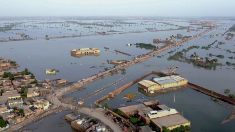 Причины наводнений. Муссонные дожди заливают Пакистан с середины лета. Фото.