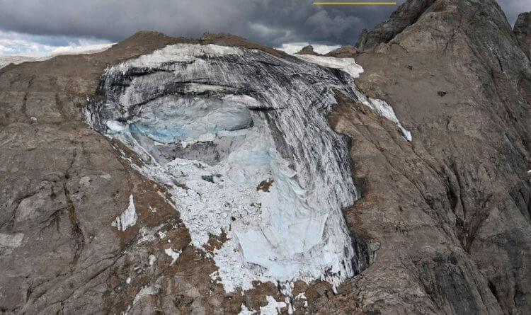 Ученые предупреждают об опасности таяния горных вершин. Ледник Пунта-Рокка, обрушившийся на склоны горы Мармолада в июле нынешнего года. Фото.