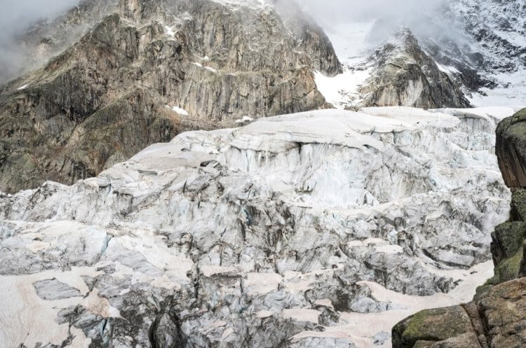 На горных хребтах массово разрушаются ледники. Ледник на высоте 2700 метров быстро тает. Фото.