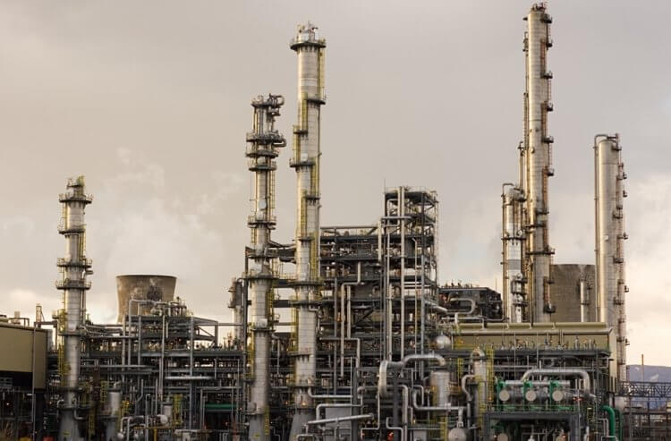 Химики придумали как сделать переработку нефти экологичной. В процессе переработки нефти в атмосферу выбрасывается большое количество парниковых газов. Фото.