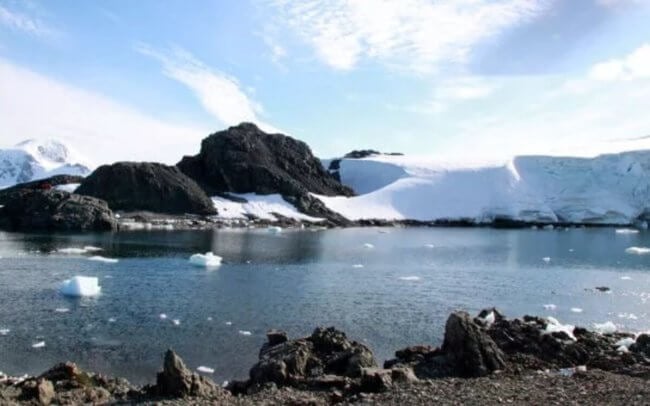 В Антарктиде обнаружили озеро аномальной формы — но что в нем необычного? Фото.