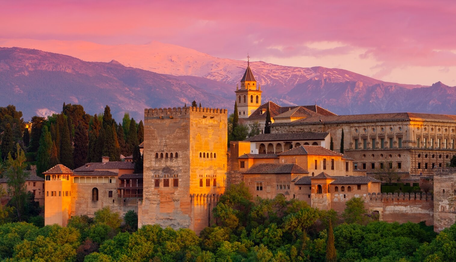 Ученые раскрыли тайну испанского дворца, который меняет свой цвет