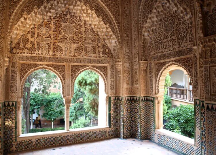 Дворец Альгамбра в Испании. Часть интерьера дворца Альгамбра. Фото.