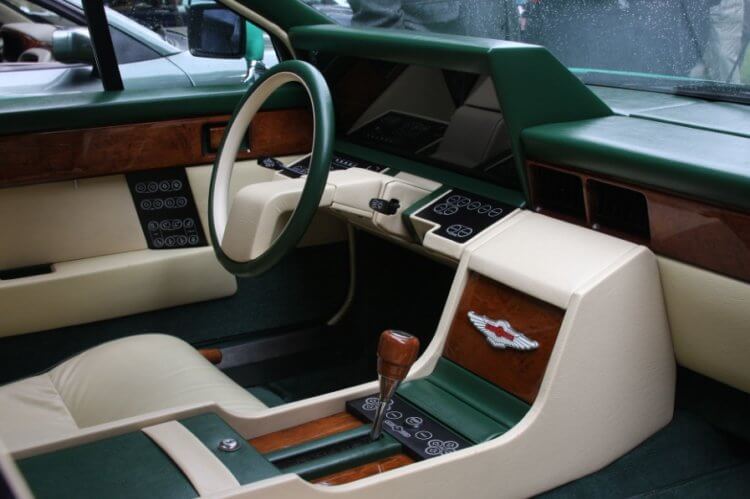 Aston Martin Lagonda — машина, попавшая под каток. Салон Aston Martin Lagonda действительно был интересным. Фото.