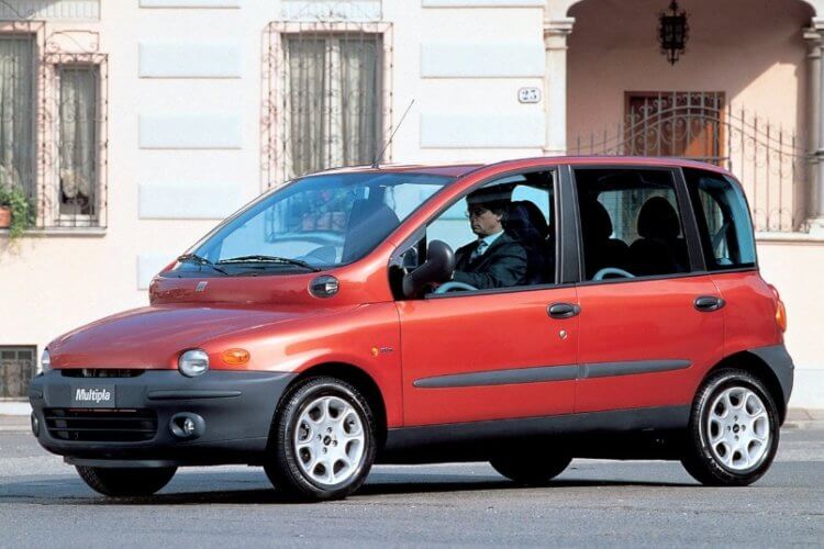 Fiat Multipla — автомобиль с «жировой складкой». Автомобиль Fiat Multipla. Фото.